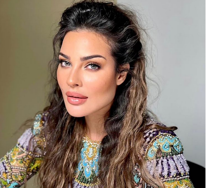 بالصور – هل يليق بك الأصفر الخردلي من Carolina Herrera مثل نادين نسيب نجيم؟