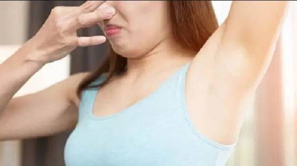 علاجات منزلية بسيطة للتخلص من رائحة الإبط