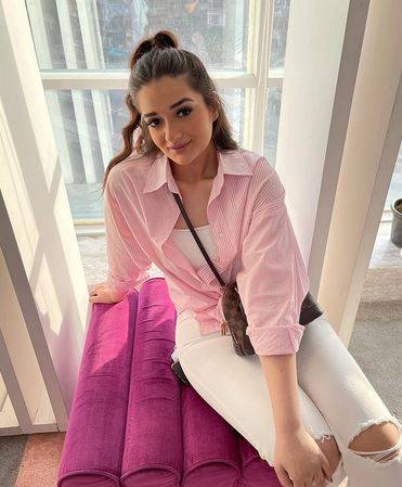 ملك أحمد زاهر تضج أنوثةً بفستان الزفاف