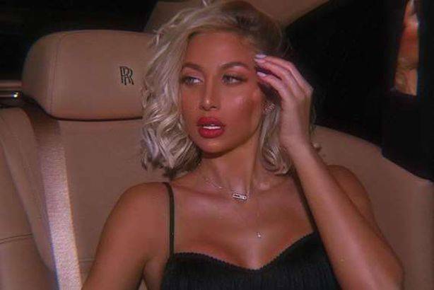 بالفيديو - شاب يقاطع مودل روز بفعل فاضح في بث مباشر