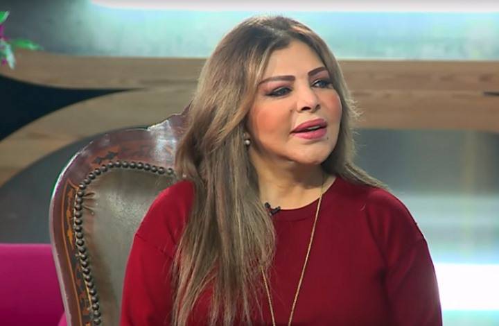 بالفيديو - فلّة الجزائرية تبكي وتكشف من يُبعدها عن الفن: 