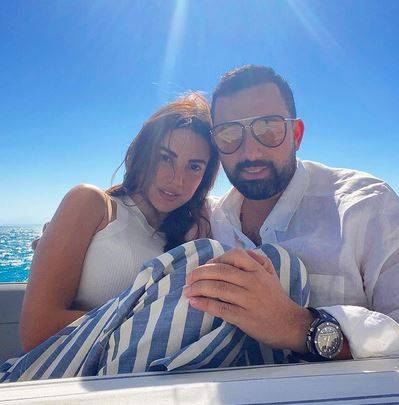 بالصور - هكذا تستمتع درة بإجازتها مع زوجها في المالديف