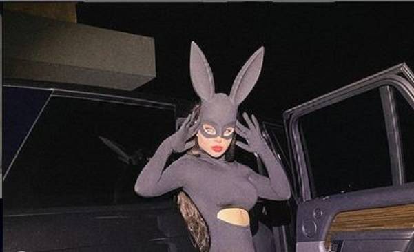 بالفيديو - مغنية شابة تفاجئ الجميع بحملها من دون زواج!