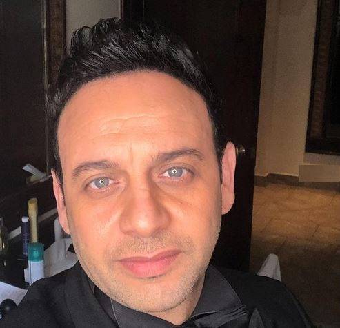 بالفيديو - إبنة مصطفى قمر عروس فائقة الجمال وهو يتغزل بها