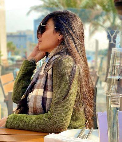 بالفيديو - فنانة تفاجئ الجميع بإعلان زواجها على الهواء