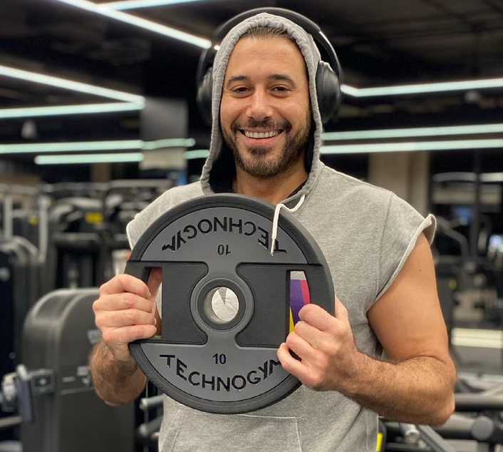 بصورة طريفة – أحمد السعدني يتحول إلى أحمد صلاح حسني