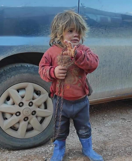 وفاة طفلة سورية بطريقة مأسوية واتّهام والدها بتقييدها بالسلاسل في قفص