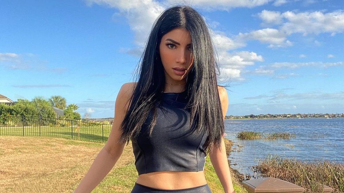 بالفيديو - مودل ليالي تثير الجدل بنزع السيليكون من صدرها