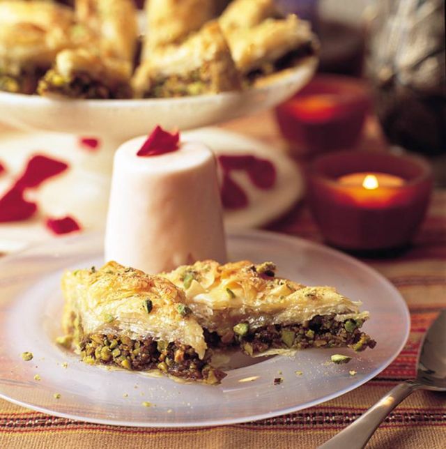 حلوى بالقرفة والفستق الحلبي