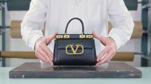 VALENTINO GARAVANI ROCKSTUD ALCOVE حقيبة الأناقة والتوهّج