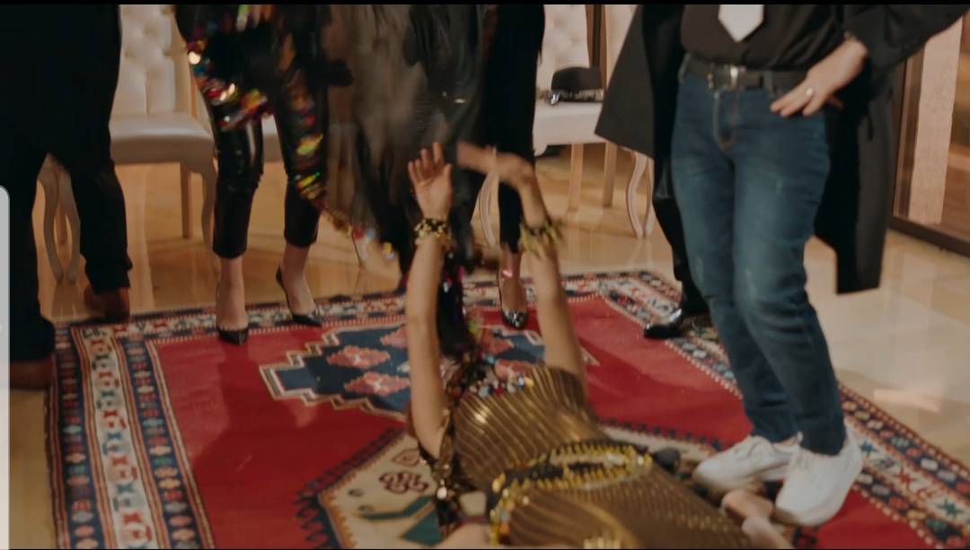 بالفيديو - رقص وسخرية من 