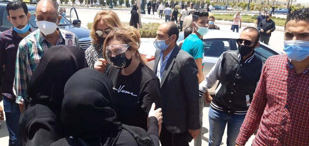 بالصور - إيمي ودنيا لحظة خروج جثمان الفنان سمير غانم من المستشفى في طريقه إلى 