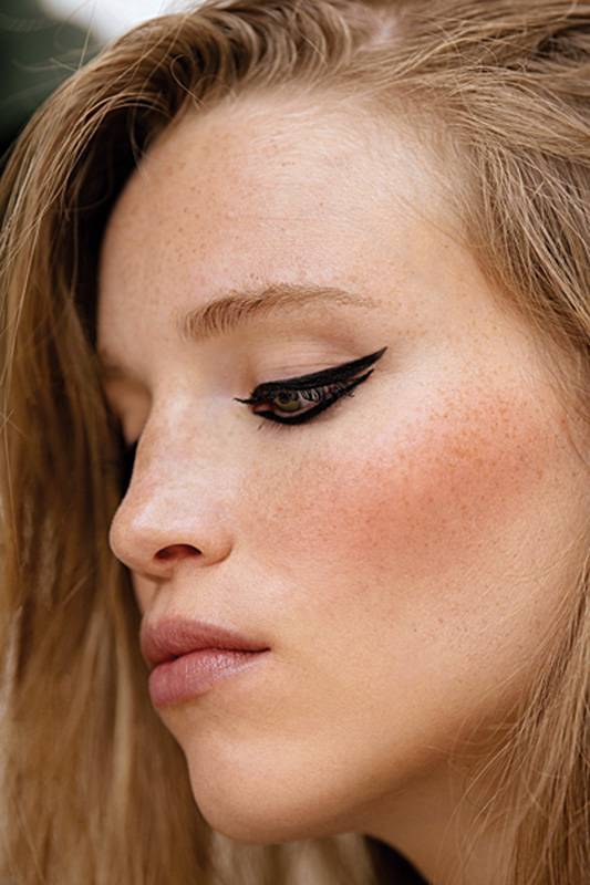 CHANEL Cruise 2021/22... خطوة خطوة لمكياج العارضات