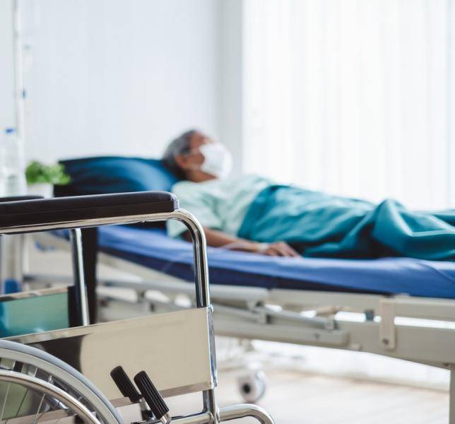 بالصورة – فنان خليجي قدير يُصاب بجلطة دماغية وهذه حالته