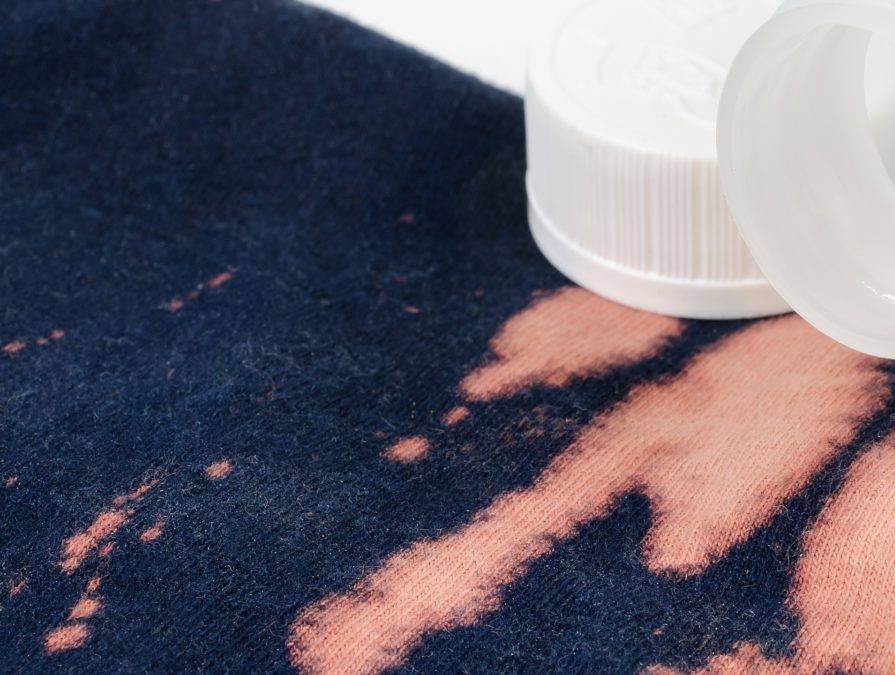 هذه أسهل الطرق لإزالة فورية لبقعة ماء الجافيل عن الملابس