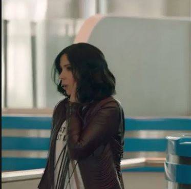 جاكيت منى زكي محط اهتمام الجمهور... إليكِ سعره