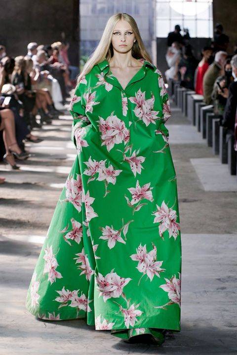 كيف يمكنك أن ترتدي نقشة الورود هذا الربيع؟ إليك بعض الاقتراحات