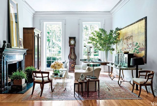  هدوء كامل توفره الإضاءة الطبيعية عبر نوافذ كبيرة تنتمي الى العمارة الكولونيالية