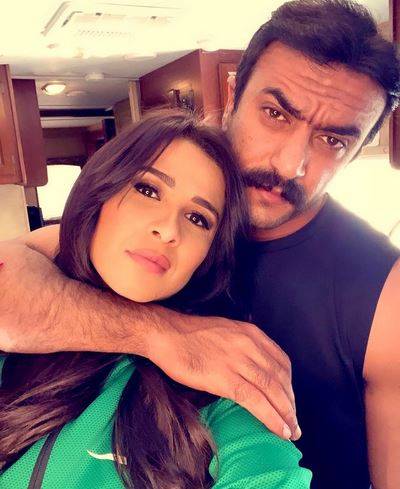 شقيق ياسمين عبد العزيز يثير الجدل بصور مع أحمد العوضي ويوضح الأمر