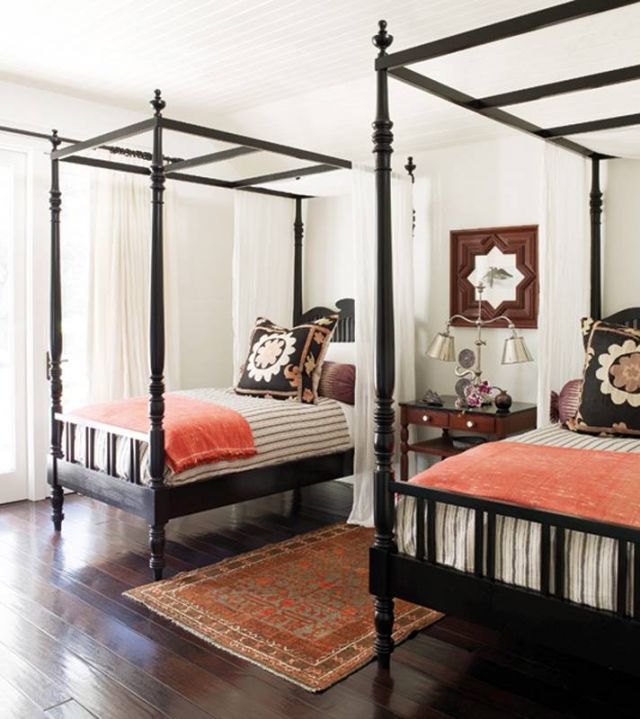 أسرّة نوم مستعارة من مزارع المستعمرين، تتميز بارتفاعها وبأعمدة الناموسية