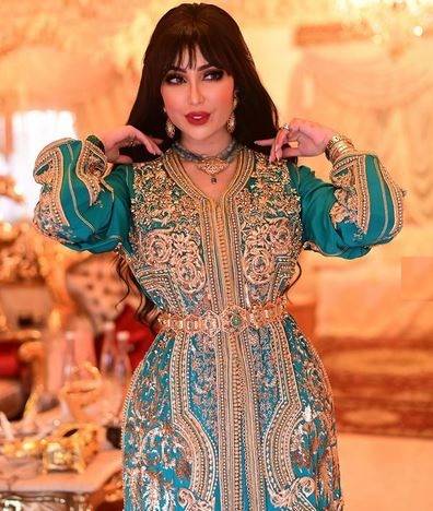 بالفيديو - دنيا بطمة تتألق بقفطانين وتستعرض تجهيزات عقد قران شقيقتها الفخمة