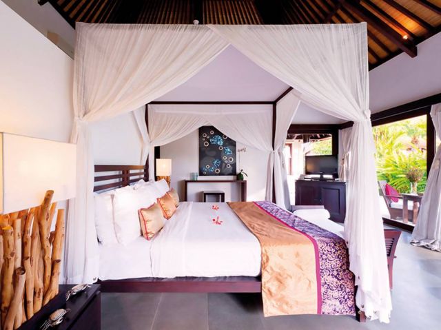 غرفة نوم تنتمي بكامل عناصرها الى الطراز الكولونيالي