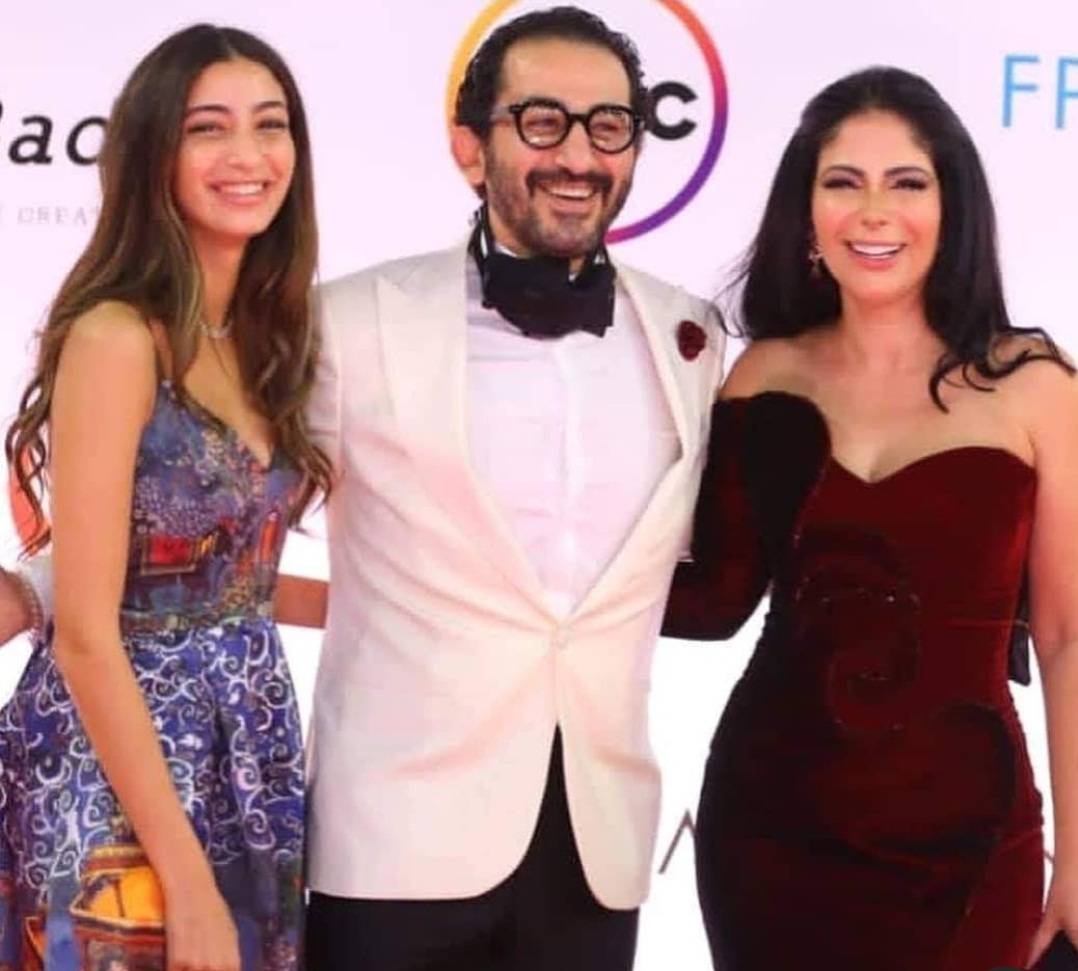 بالصور - أحمد حلمي ومنى زكي يساندان ابنتهما 