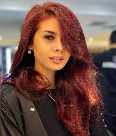 منة عرفة تضج أنوثةً في أول صورة من حفل خطوبتها