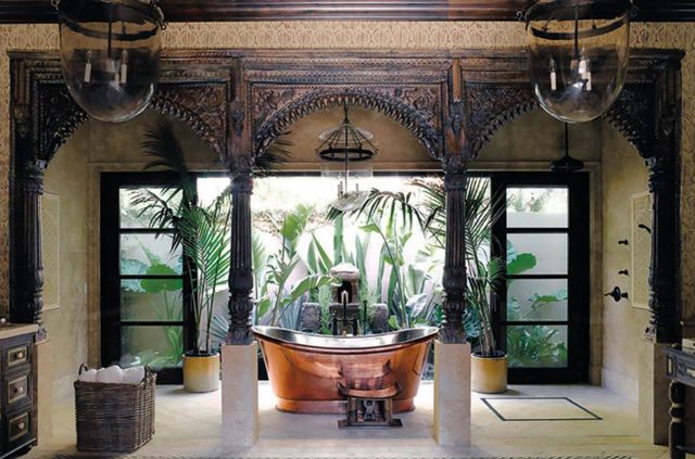 غرابة وإلفة في الوقت نفسه لصالة حمام متعددة الجنسية