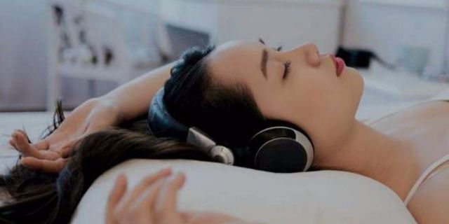توقفي عن الاستماع للموسيقى قبل النوم.. لهذا السبب