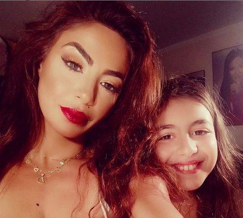 بالصور - ابنة دوللي شاهين كبُرت وباتت مختلفة تماماً... هل تشبهها؟