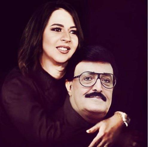 ايمي سمير غانم تدعو لوالدها أمام قبره