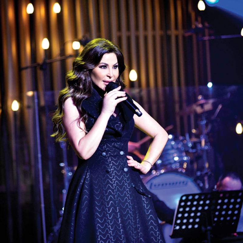 إطلالة أنيقة بالأسود لإليسا في 