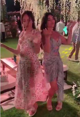 بالفيديو - رقص عفوي من نجمتين مصريتين في زفاف محمد فراج