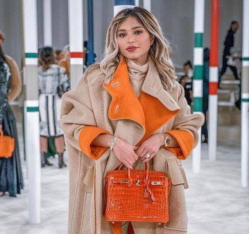 بالفيديو - بعد غياب سنتين نهى نبيل تسجد في مطار دبي وتبكي بعد رؤية منزلها