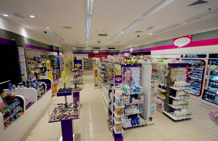 لهذا السبب ترتفع رغبة السيدات في شراء مواد التجميل في الأزمات؟