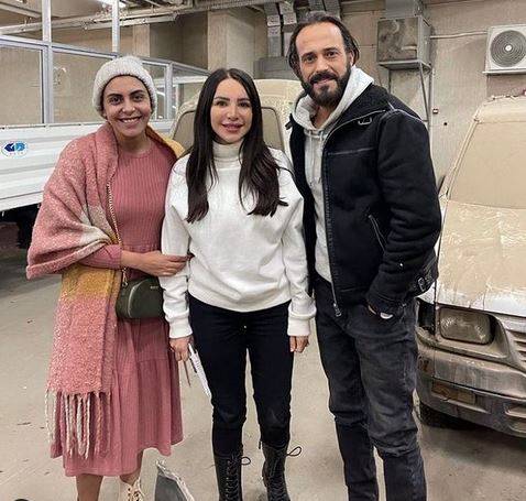 فنانة مصرية شابة تنجو من الموت بحادث سير