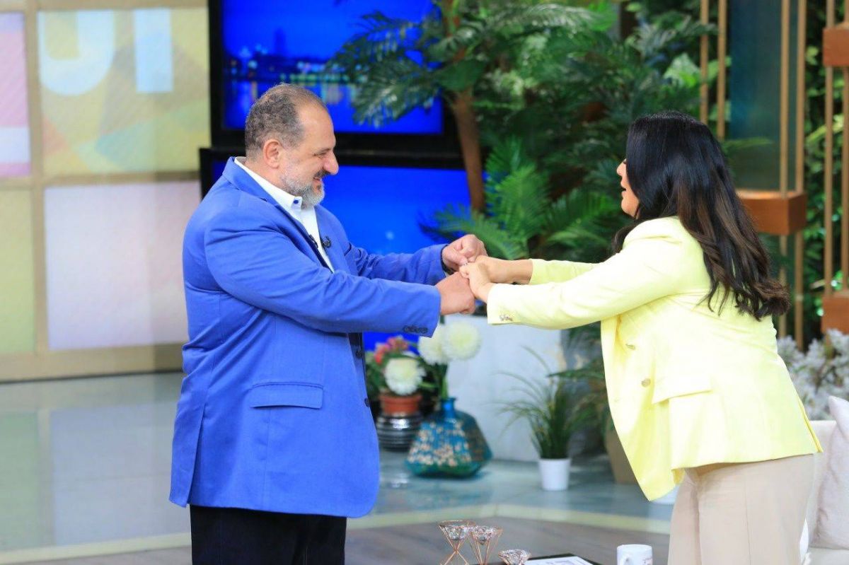 بالفيديو - خالد الصاوي يرعب منى الشاذلي ويحرجها