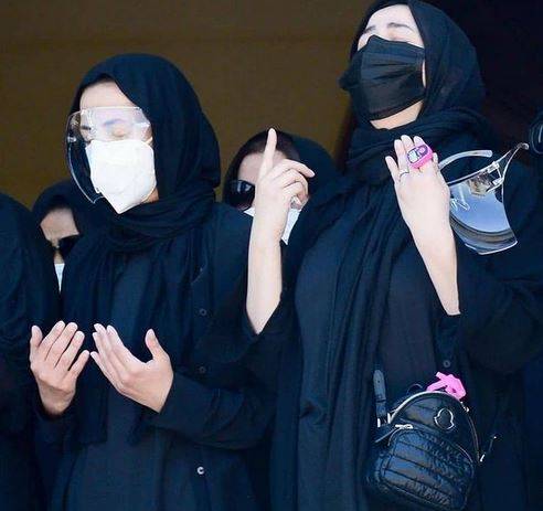 بالصور - إيمي سمير غانم تزور قبر والدها بملابس ملونة لحماية والدتها