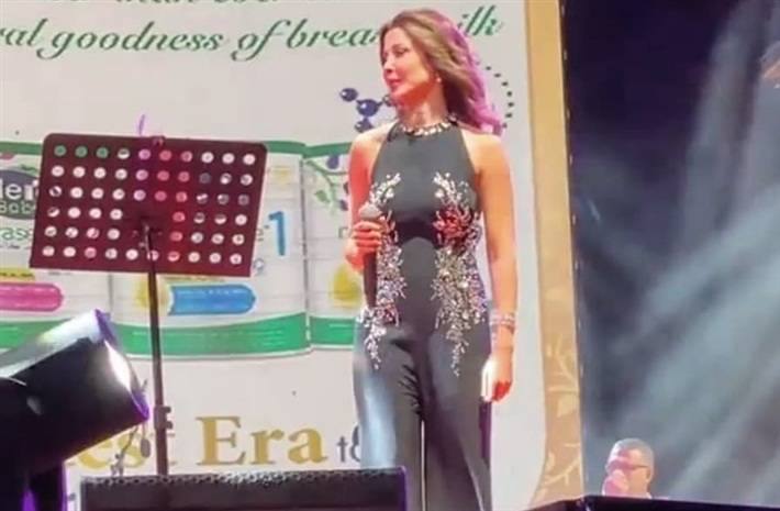 بالفيديو والصور - بملابس سوداء.. نانسي عجرم تحيي حفلاً بعد أيام من وفاة حماتها