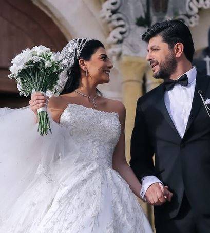 بالفيديو - طوني عيسى يبكي في حفل زفافه... وردّ فعل رومانسي من العروس