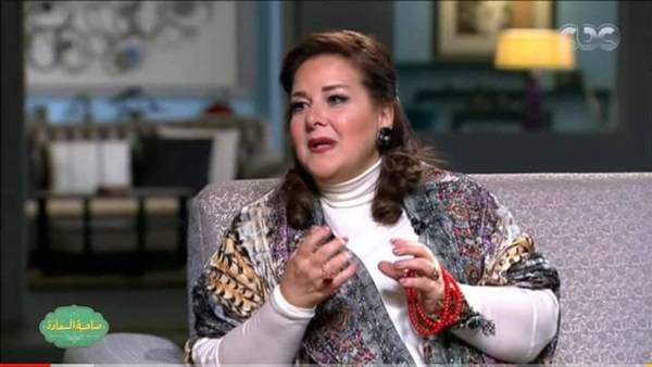 تعرّفوا على سرّ السُّبحة الحمراء في يد دلال عبدالعزيز