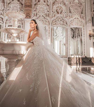 بالصور - شقيقة جيسيكا عازار تحدث ضجة بأناقتها