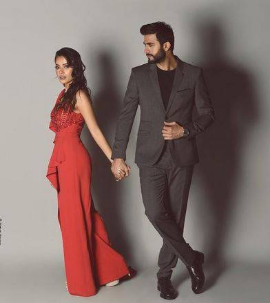 خطيب رحمة رياض الوسيم الأكثر بحثاً على السوشيال ميديا.. تعرفوا اليه