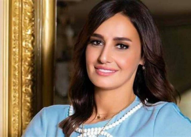 حلا شيحة تطلب تكثيف الدعاء لدلال عبد العزيز