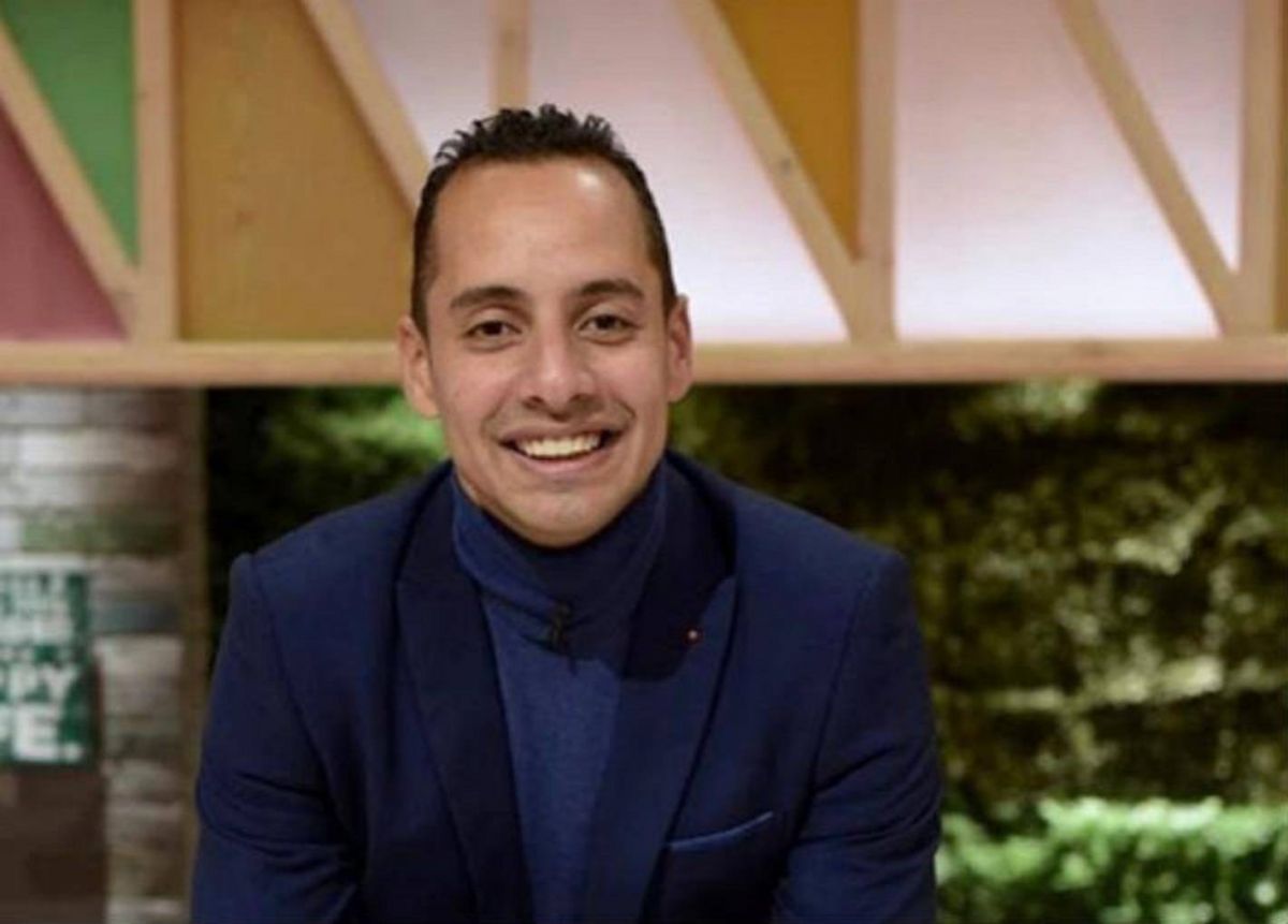 عمرو وهبة يطلب الدعاء لابنته من أمام غرفة العمليات