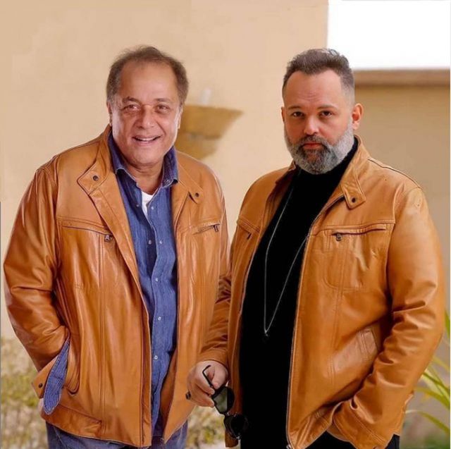 محمد محمود عبدالعزيز يحيي ذكرى ميلاد والده من أمام قبره