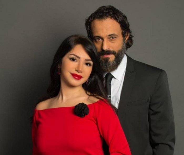 الجمهور يهاجم يوسف الشريف بسبب ملابس زوجته