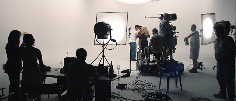 فنان مغربي يعتزل التمثيل ويتبرأ من أعماله