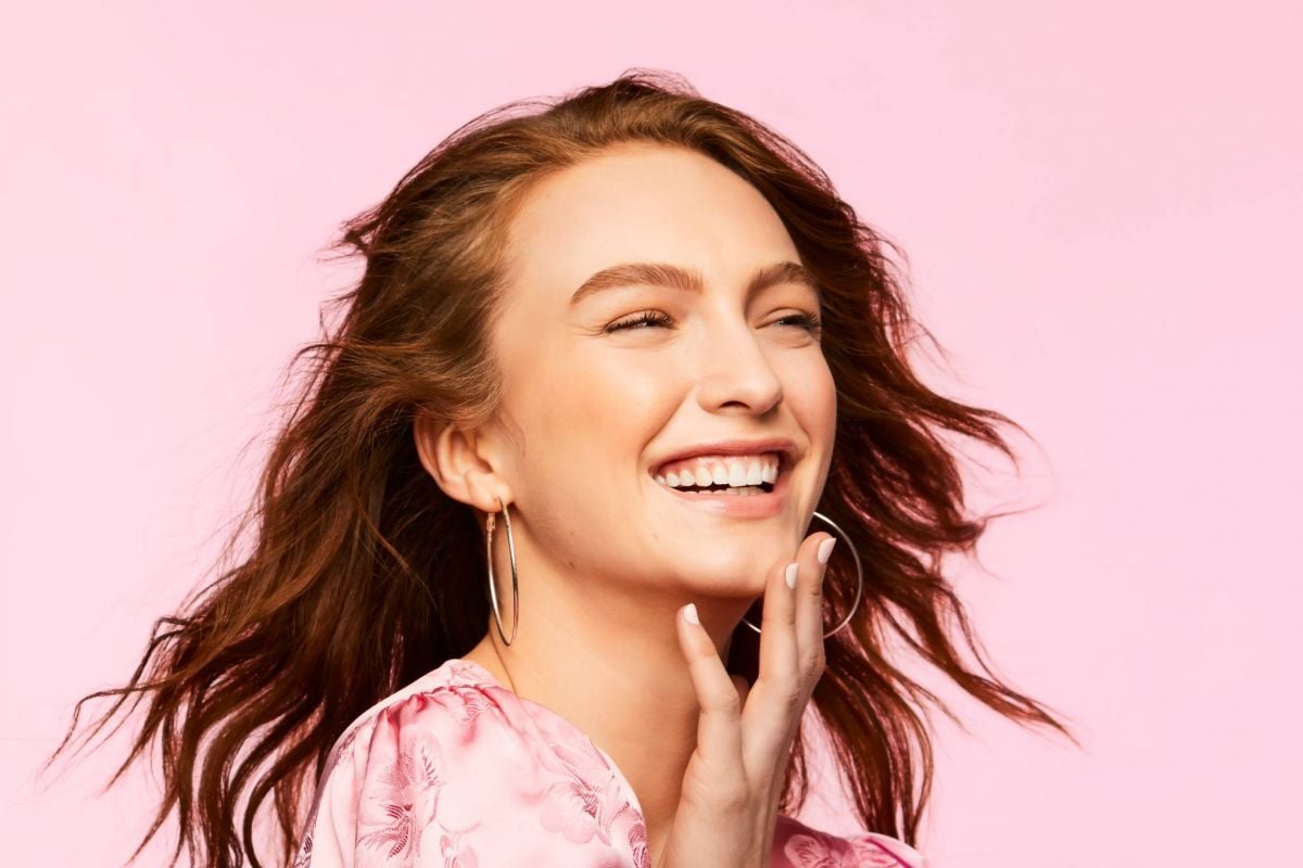 صيحة الصيف الجديدة.. إطلالة الحواجب المصفّفة